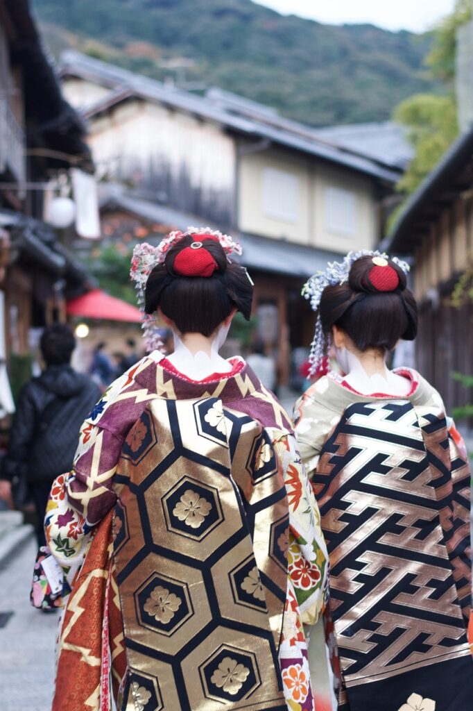 現在の画像: women, kimono, geisha, maiko, japanese style, traditional, culture, back view, outdoors, kyoto, japan, kimono, kimono, geisha, geisha, geisha, geisha, geisha, maiko, japan